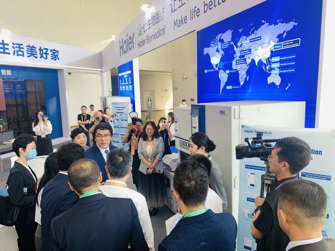 Deputy Prime Minister of Kyrgyzstan visiting Haier Biomedical's booth..jpg